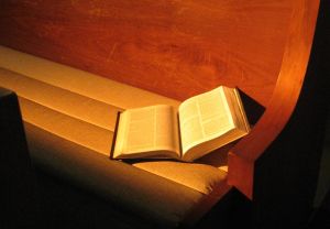 bible-in-pew-1140201-m